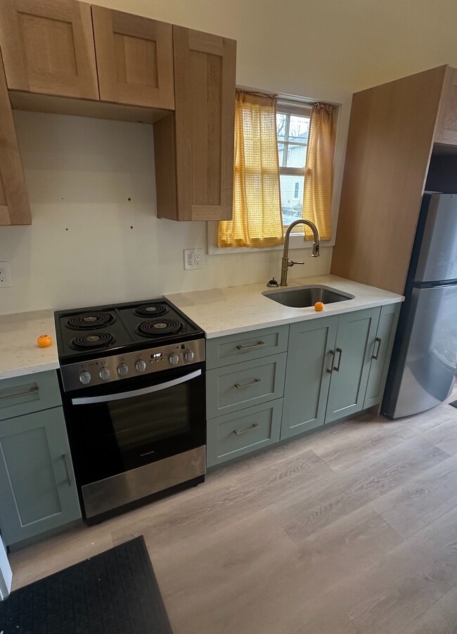 Building Photo - 102 Saco Ave Unit 1