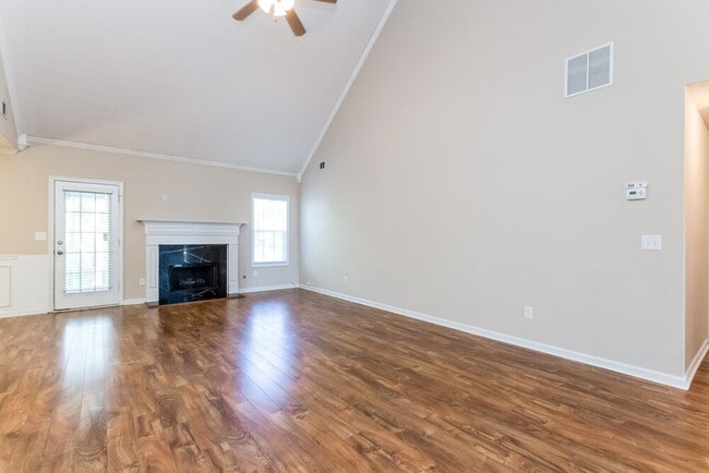 Photo - 670 Chapel Hill Dr SE