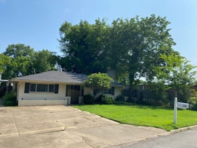 Building Photo - This is a 3 bedroom 1.5 bathroom home with...