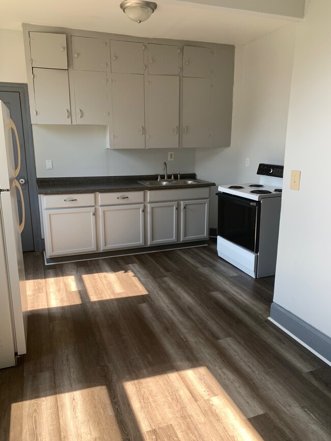 Photo - 407 Oak Ave SE