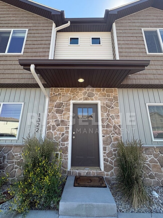 Building Photo - Fully Furnished Mid-Term Rental