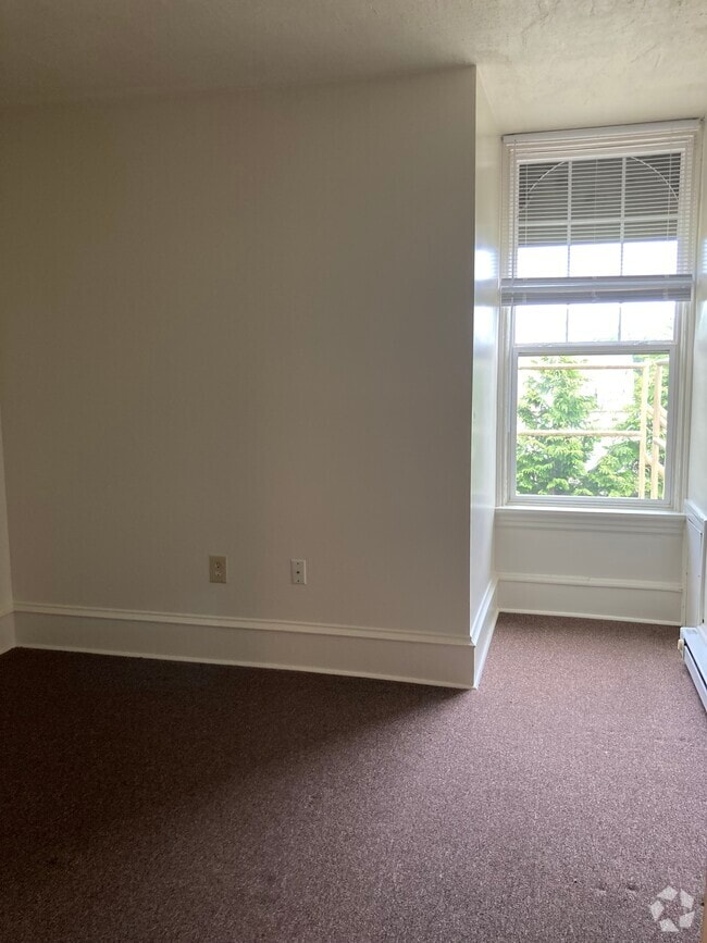 Building Photo - 300 Grampian Blvd Unit 1 Rental