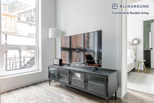 Photo - 61 W Erie St Unidad FL2-ID1399