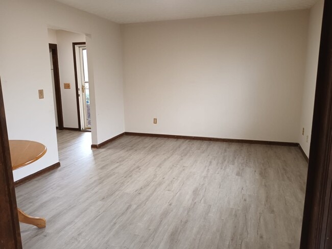 Photo - 812 Linworth Rd E