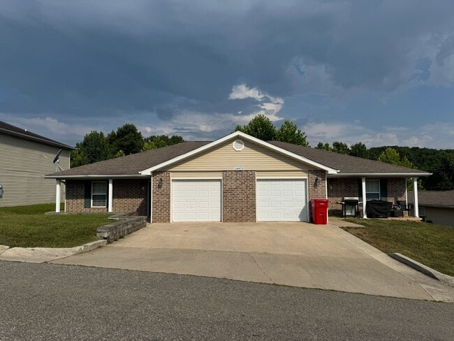 Building Photo - Beautiful 2 Bedroom, 2 Bathroom Duplex with a Garage!