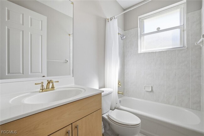 Building Photo - 1012 SE 5th Terrace