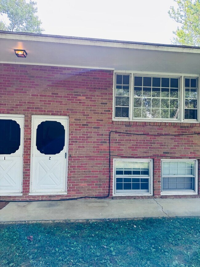 Building Photo - 1605 Lark Ln Unit 2