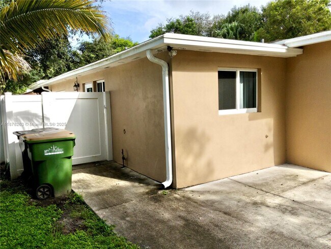 Building Photo - 13275 NE 4th Ave Unit North Rental