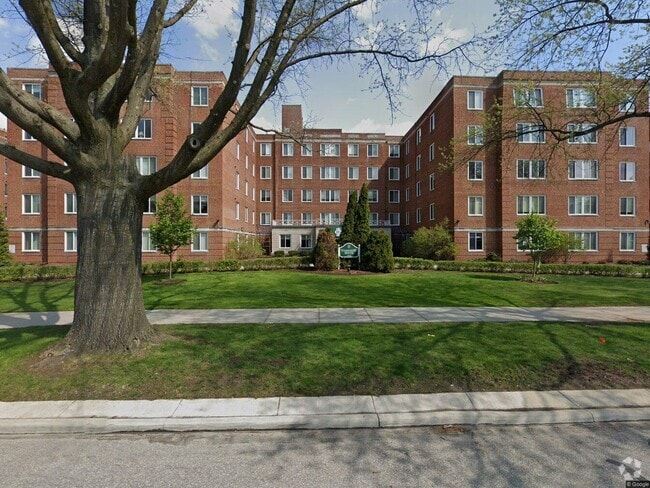 Building Photo - 19425 Van Aken Blvd Rental