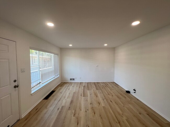 Building Photo - 820 Gordon Ave Unit 5