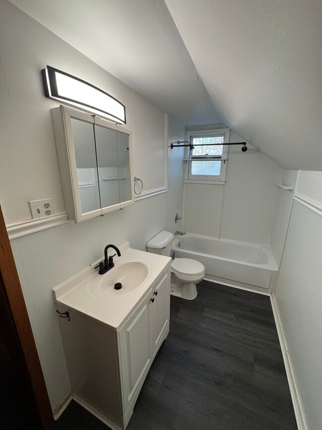 Baño - 57 Bartlett Ave