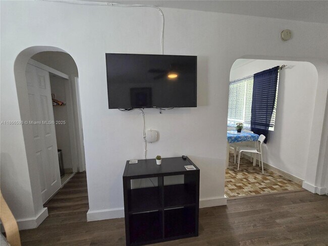 Photo - 2305 Monroe St Unidad 12