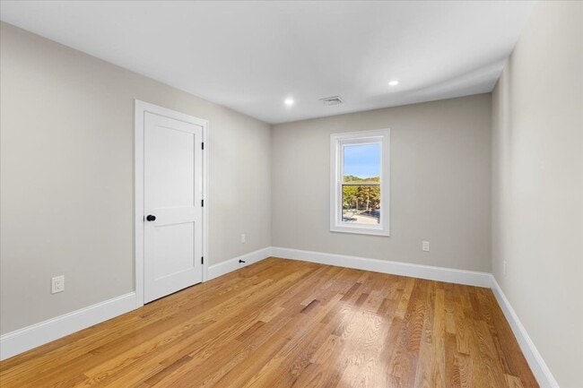 31 Woodale Ave Unit 3