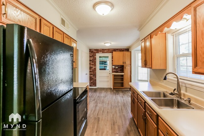 Photo - 1176 Cedar Cir S