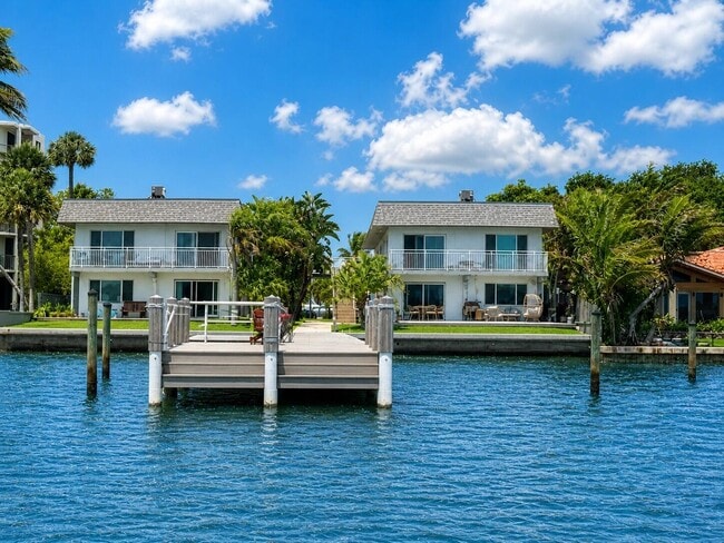 Building Photo - 1100 S Lake Dr Unit 9