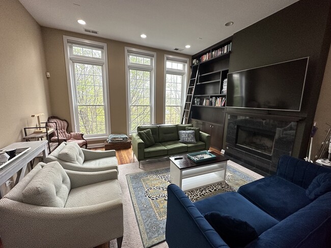 Photo - 1331 N Greenview Ave Unit 3