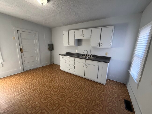 Photo - 608 Seminary-W