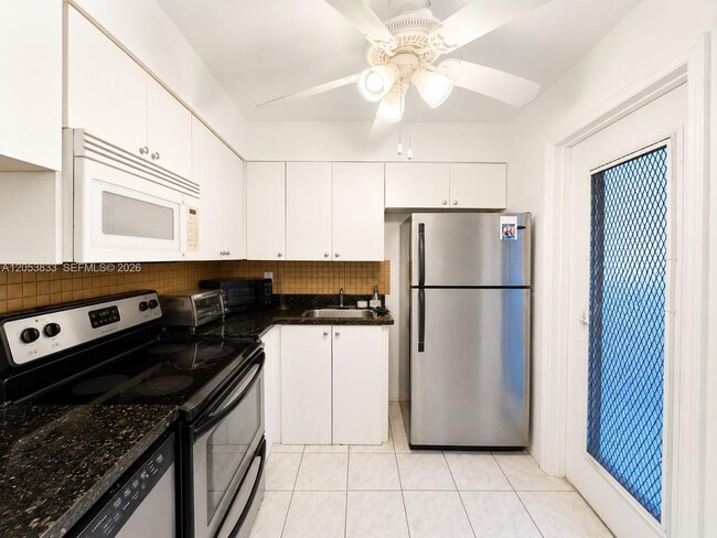 Building Photo - 2800 NE 203rd St Unit A3