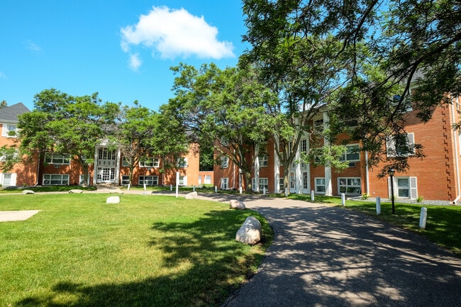 Knollwood Estates - Knollwood Estates Apartments