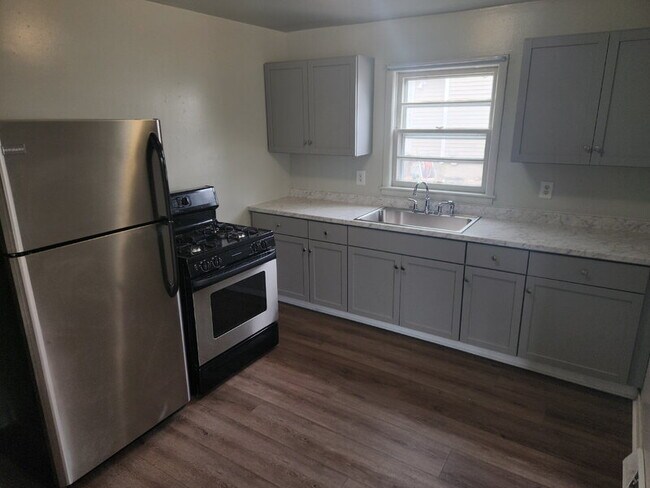 Photo - 290 E 17th St