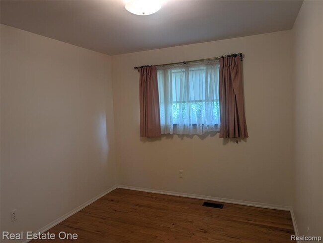 Photo - 43076 Ryegate St