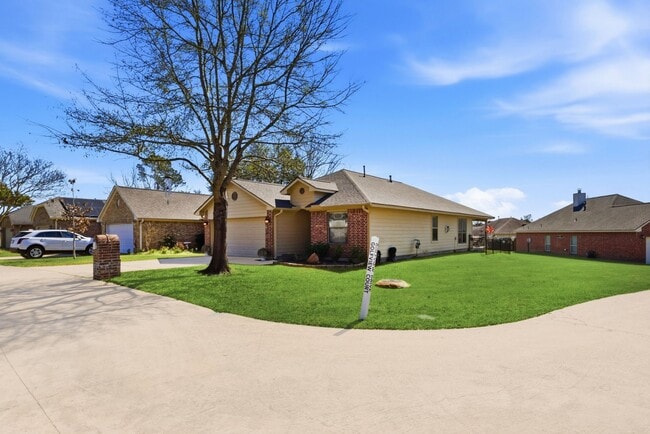 Photo - 102 Golfview Ct