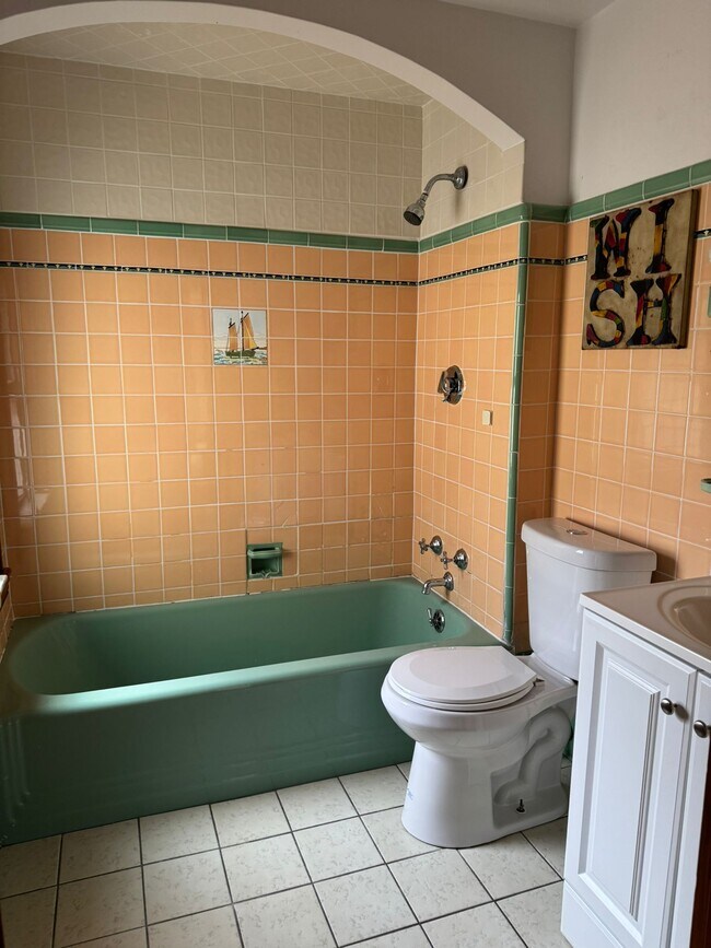 Building Photo - 1011 Massachusetts Ave Unit 3 - room 5 Rental