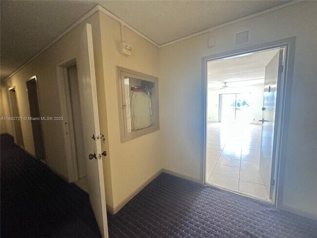Photo - 900 NE 18th Ave Unidad 304