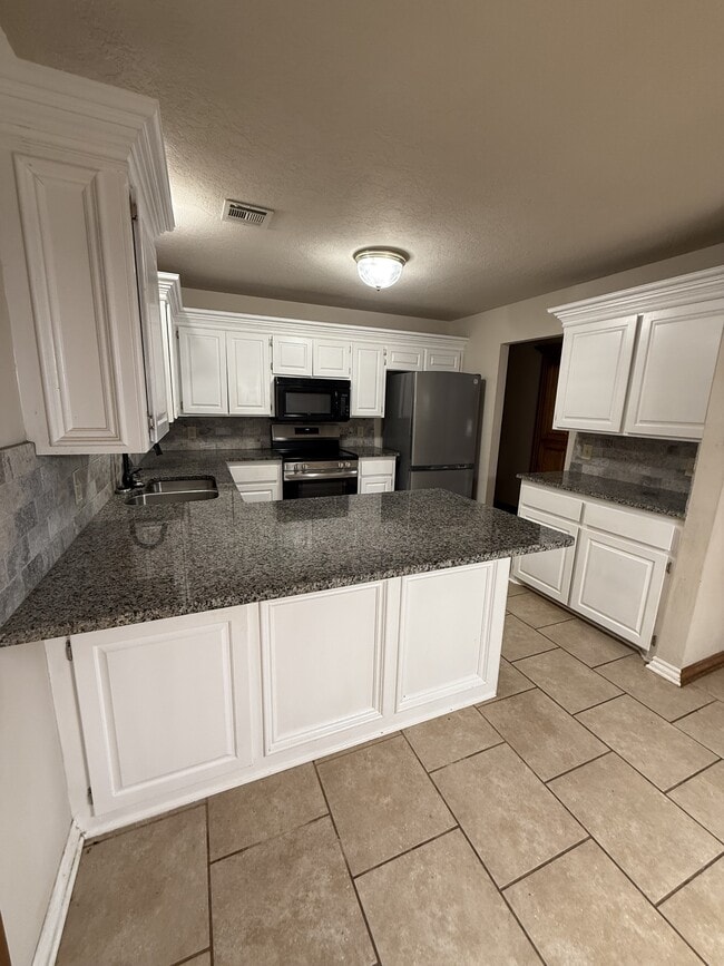 Photo - 6914 NW Surreywood Pl