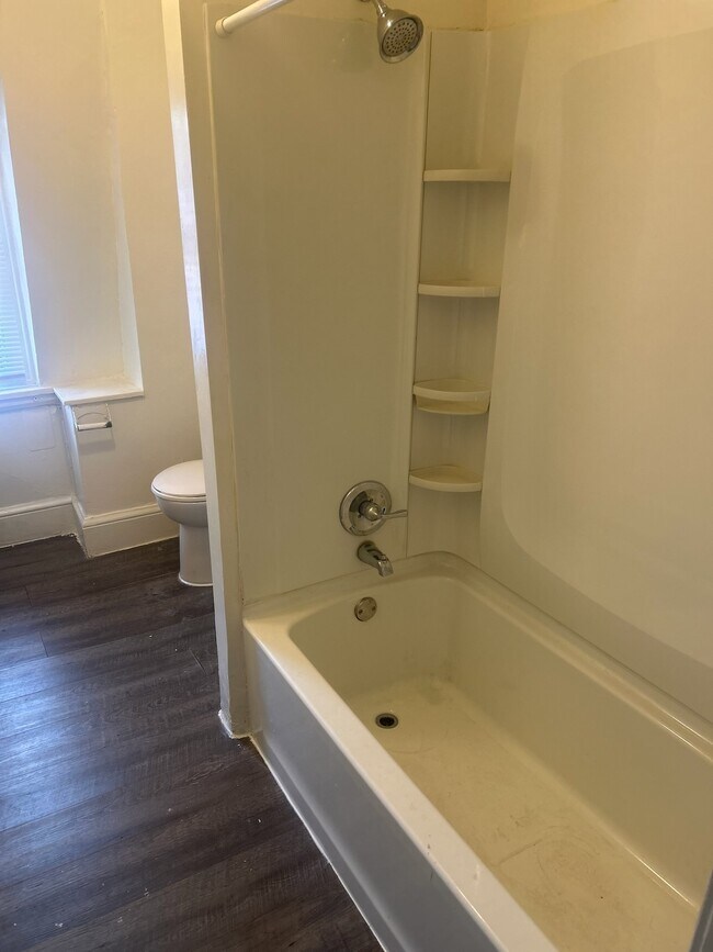 Bathroom with Tub/Shower Combo - 261 N York St Unit Apt 3