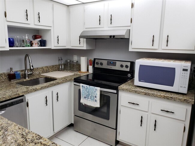 Building Photo - 4160 Inverrary Dr Unit 505 Rental