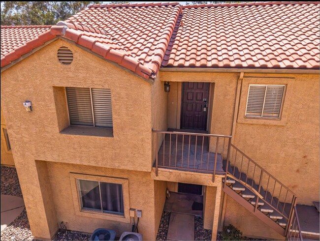 Building Photo - 653 W Guadalupe Rd