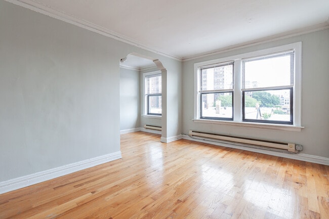 Building Photo - 435 W Roscoe St Unit 4