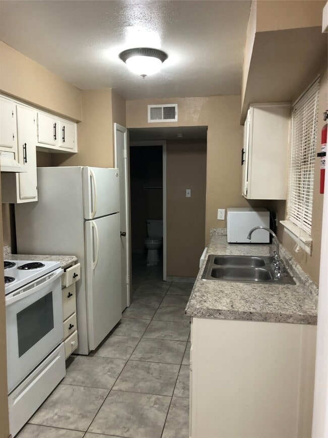 Building Photo - 9616 Long Point Rd Unit 38 Rental