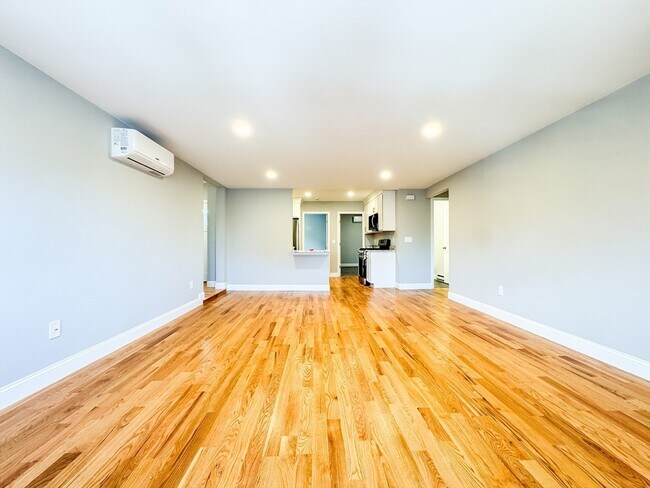 Building Photo - 58 Chestnut St Unit 2 Rental
