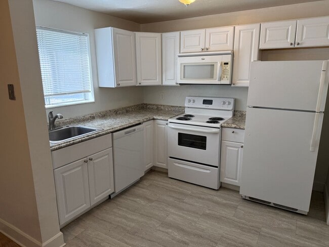 Building Photo - Beautiful Two Bedroom Apt; Salt Lake City, 1,000 sq ft; New Flooring Unit 3362