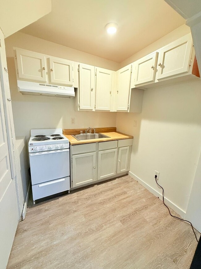 94 Malletts Bay Ave Unit 3C