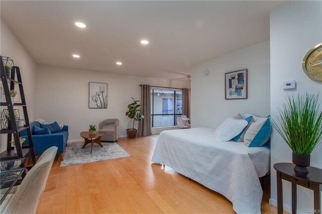 Building Photo - 1735 N Fuller Ave Unit 1735 Fuller #425 Rental
