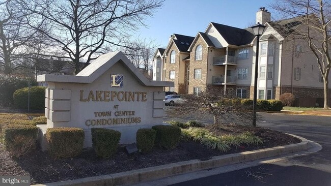 Condo community - 9816 Lake Pointe Ct Unidad 104
