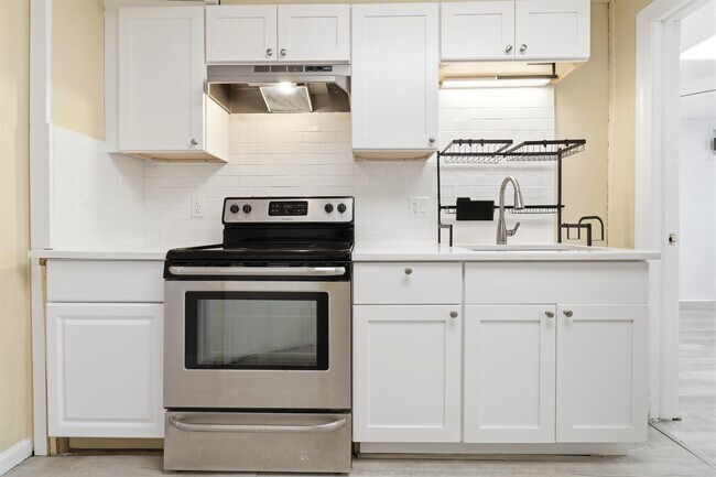 Photo - 80 E 24th St