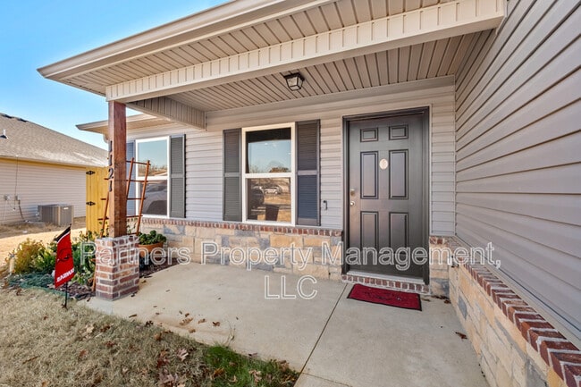 Building Photo - 1121 E Sparrow Cir