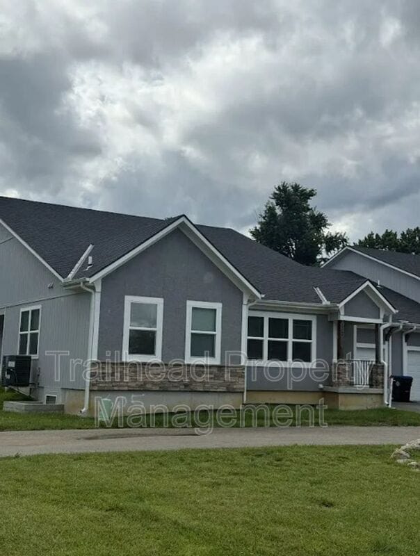Building Photo - 605C S Hillcrest St