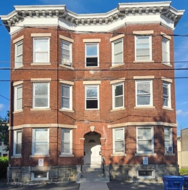Building Photo - 18 S Whitney St Rental