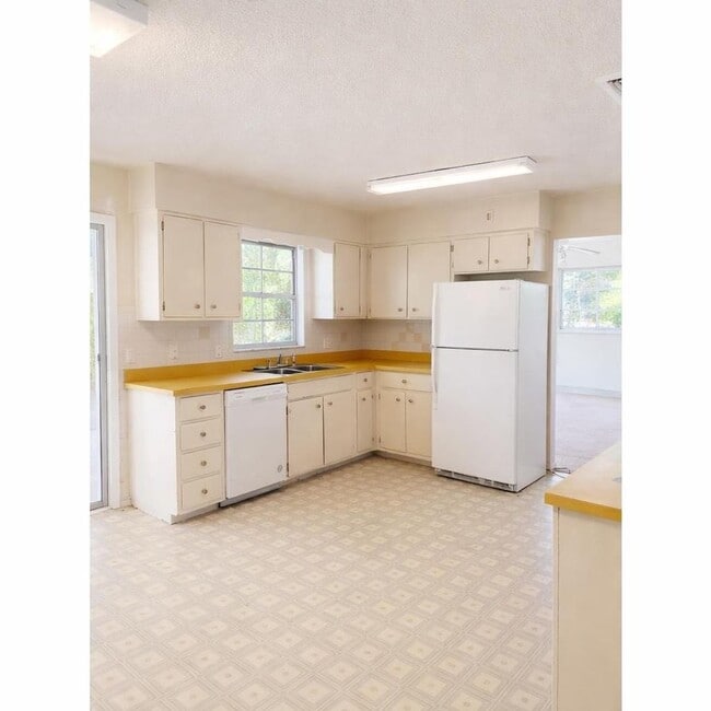 Photo - 497 Lake Rd