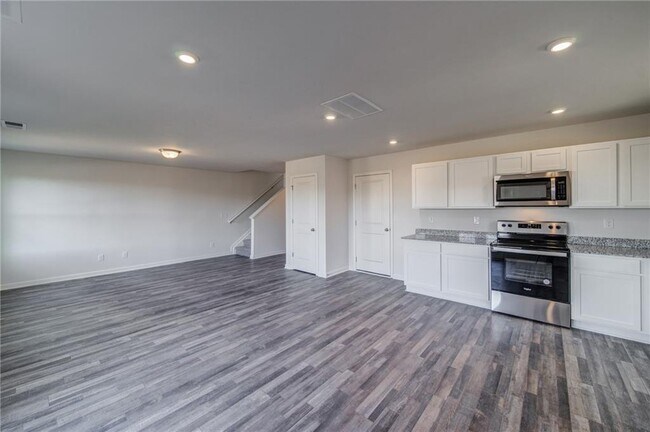 Photo - 300 Coverly Ct