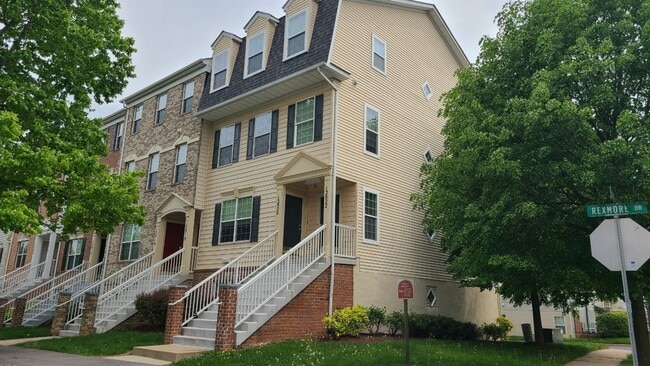 Building Photo - Spacious & Sunny 2Bed/2Bath End Unit in The Village at Town Center
