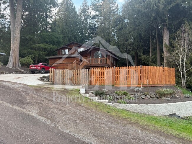 Building Photo - 3 BED 2.5 BATH WITH DAYLIGHT BASEMENT & BONUS ROOM - SPACIOUS CORNER LOT