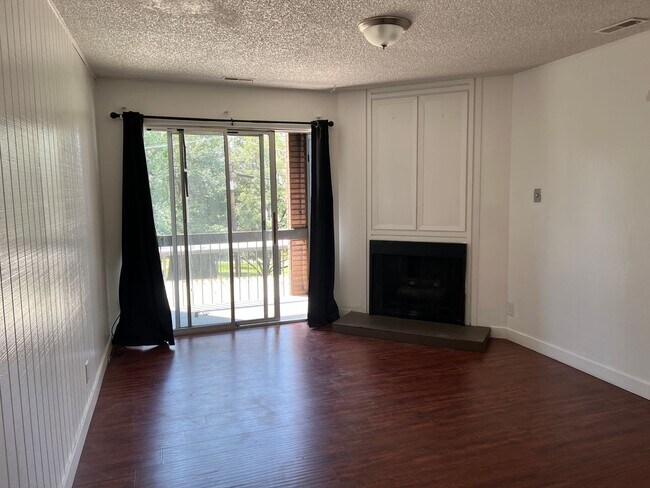 Photo - Amazing Room Downtown Renovated/Fireplace/Balcony/View Unit 11 - 11A