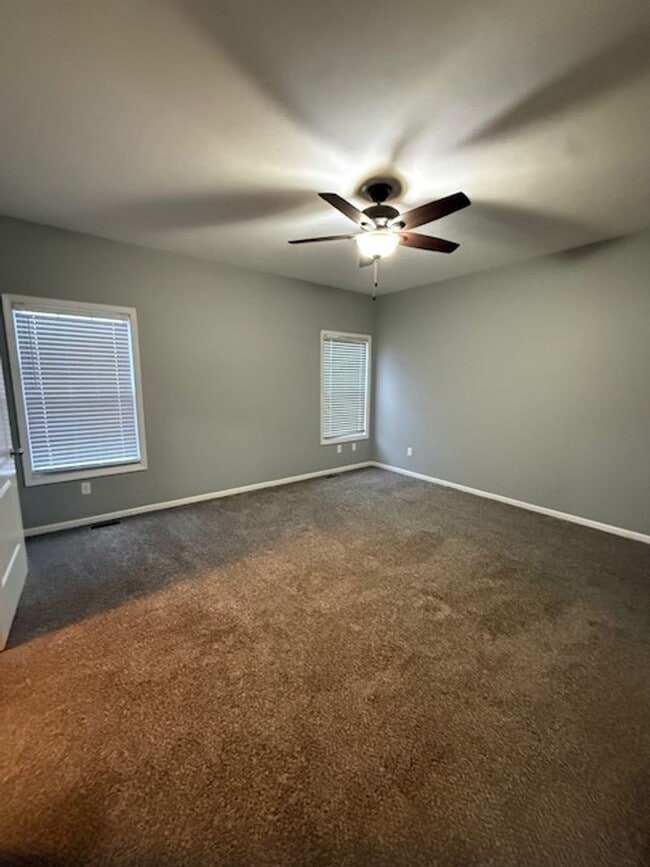 Photo - 404 Dalhlia Dr