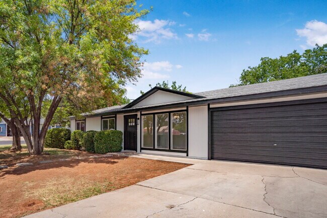 Building Photo - "Charming Newly Remodeled 4-Bed Oasis Touc... Rental